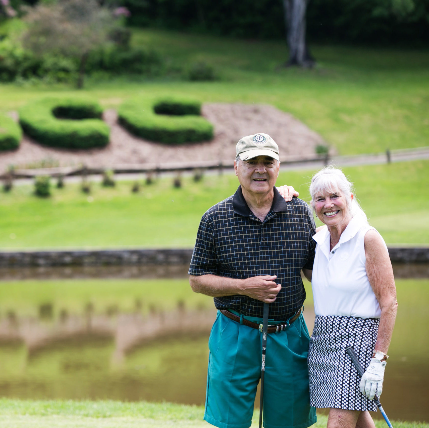woman and man at golfcourse